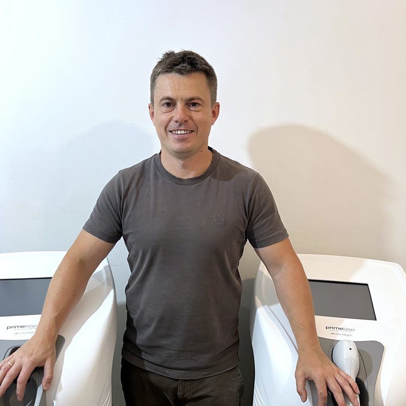 Marek Molęda przy dwóch urządzeniach Primelase Excellence